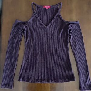 Guess long sleeve v-neck cold shoulder top